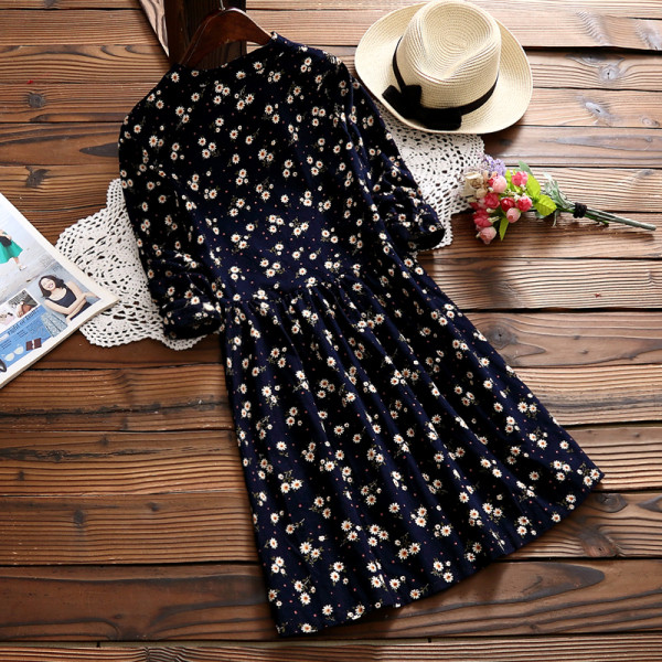 Alkalmi női ruha kordbársonyból, hosszú ujjal, virágmintával