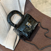 Női négyszögletes bőrtáska két füllel