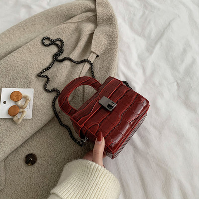 Női négyszögletes bőrtáska két füllel