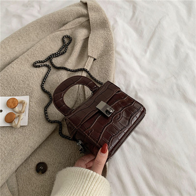 Női négyszögletes bőrtáska két füllel