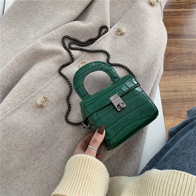 Női négyszögletes bőrtáska két füllel