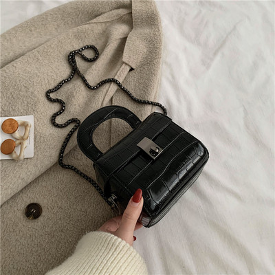 Női négyszögletes bőrtáska két füllel