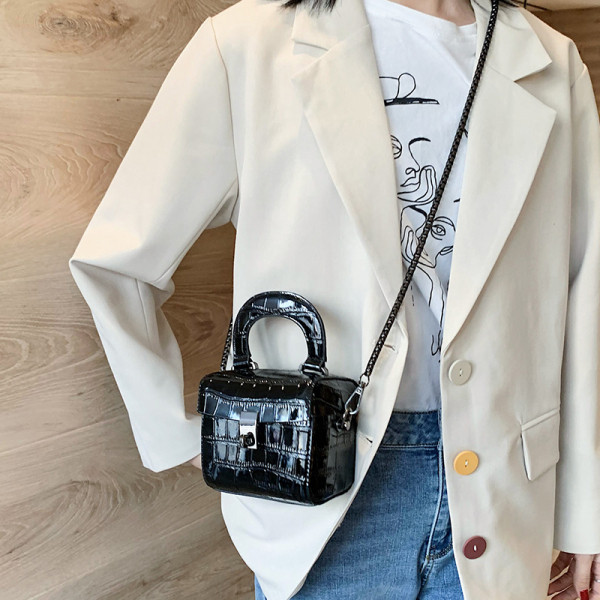 Női négyszögletes bőrtáska két füllel