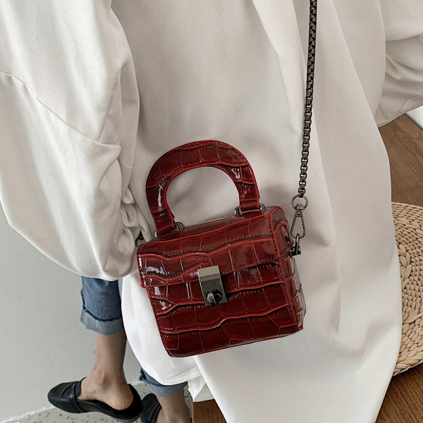 Női négyszögletes bőrtáska két füllel