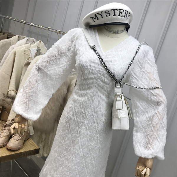 Aktuális női ruha V-nyakú és hosszú ujjú