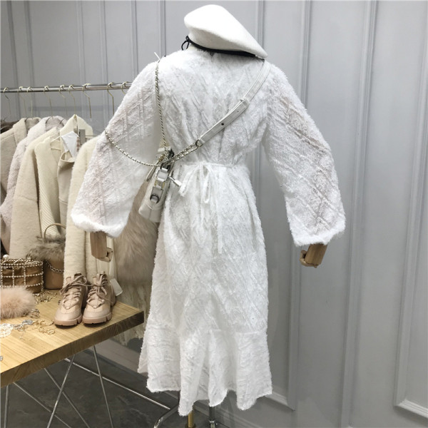 Aktuális női ruha V-nyakú és hosszú ujjú