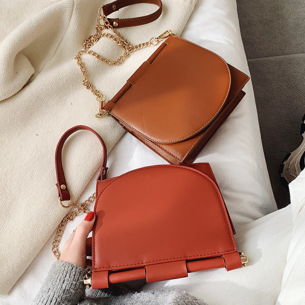 Női négyszögletes táska eko bőrből, hosszú füllel