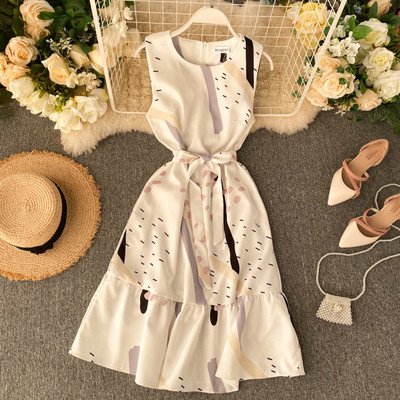 Színes női ruha ovális nyakkivágással és derékkötővel