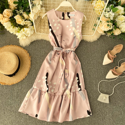 Színes női ruha ovális nyakkivágással és derékkötővel