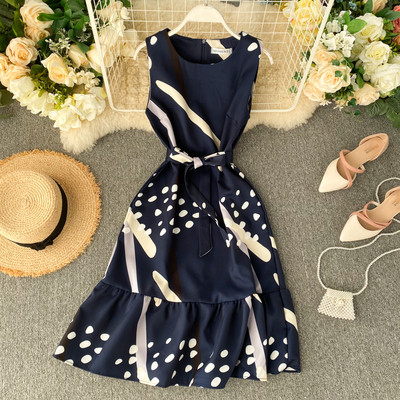 Színes női ruha ovális nyakkivágással és derékkötővel