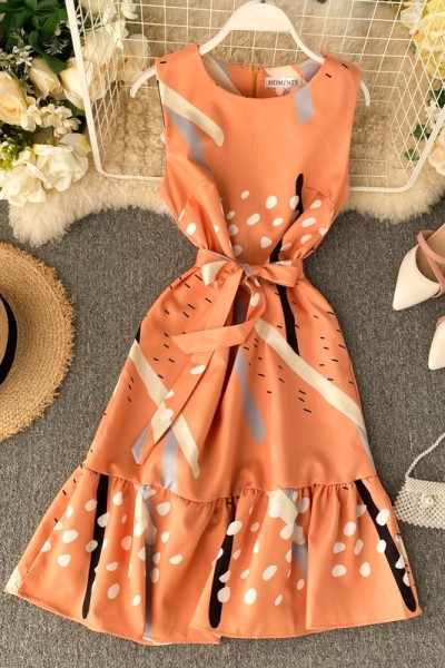 Színes női ruha ovális nyakkivágással és derékkötővel