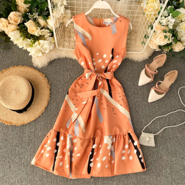 Színes női ruha ovális nyakkivágással és derékkötővel