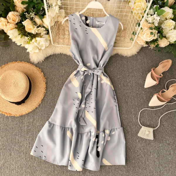 Színes női ruha ovális nyakkivágással és derékkötővel