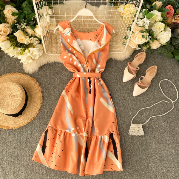 Színes női ruha ovális nyakkivágással és derékkötővel