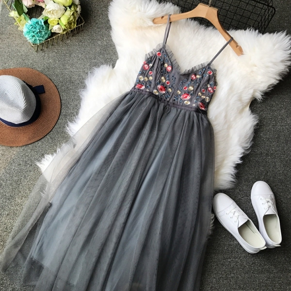 Új modell modern női ruha szabású modell virágos hímzéssel és tüllel