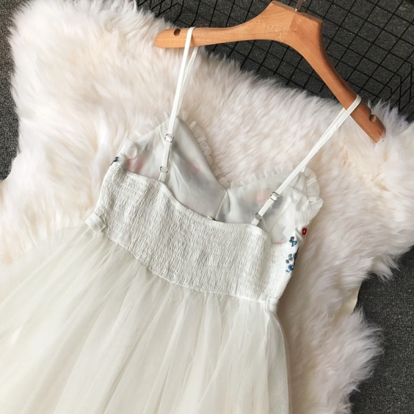 Új modell modern női ruha szabású modell virágos hímzéssel és tüllel