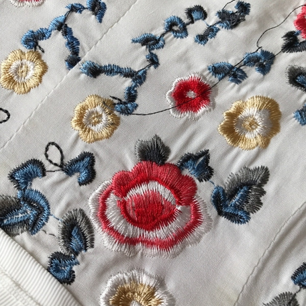 Új modell modern női ruha szabású modell virágos hímzéssel és tüllel