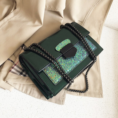 Modern női táska hosszú lánccal és fényes részecskékkel