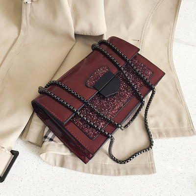 Modern női táska hosszú lánccal és fényes részecskékkel