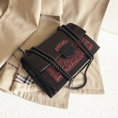 Modern női táska hosszú lánccal és fényes részecskékkel