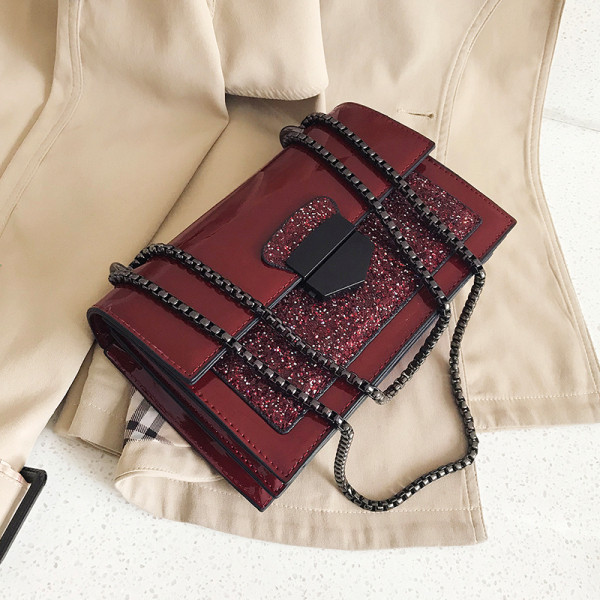 Modern női táska hosszú lánccal és fényes részecskékkel