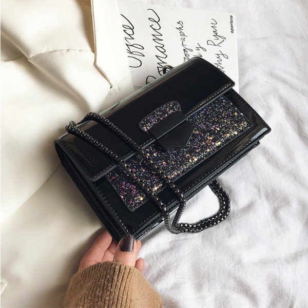 Modern női táska hosszú lánccal és fényes részecskékkel