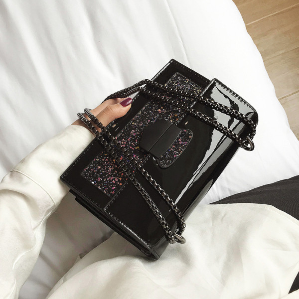 Modern női táska hosszú lánccal és fényes részecskékkel