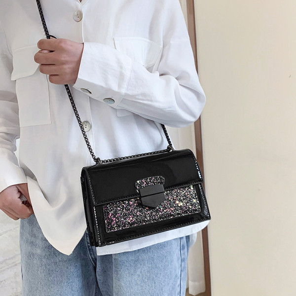 Modern női táska hosszú lánccal és fényes részecskékkel
