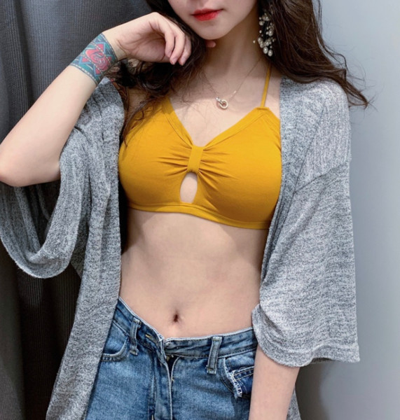 Napi női melltartó párnákkal és vékony pántokkal