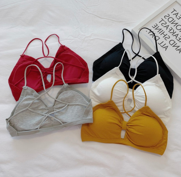 Napi női melltartó párnákkal és vékony pántokkal