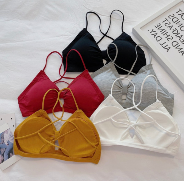 Napi női melltartó párnákkal és vékony pántokkal