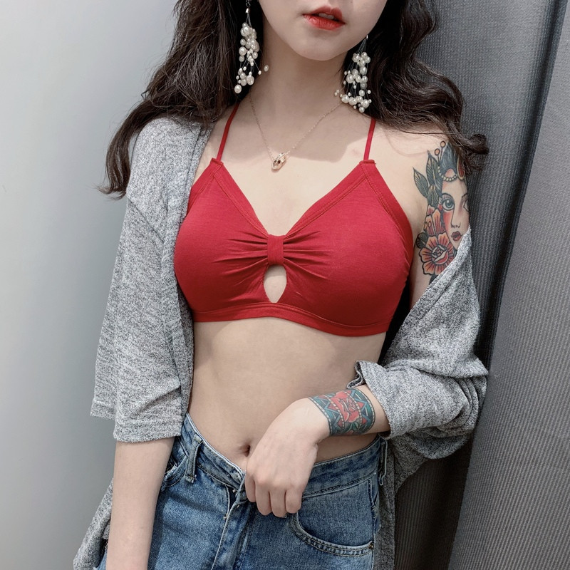 Napi női melltartó párnákkal és vékony pántokkal