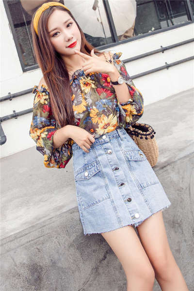 Női farmerszoknya gombokkal és A-vonallal