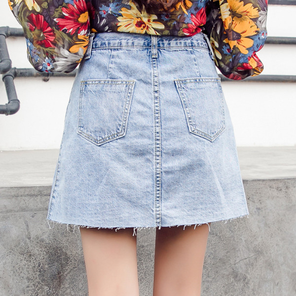 Női farmerszoknya gombokkal és A-vonallal