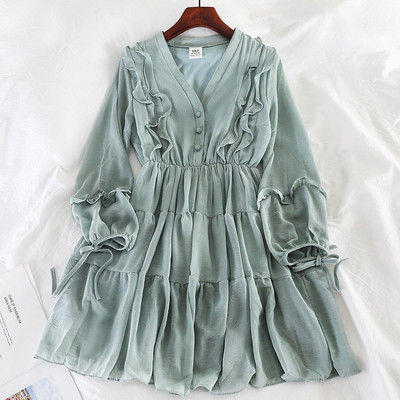 Aktuális kivágott női ruhamodell V-nyakú és hosszú ujjú