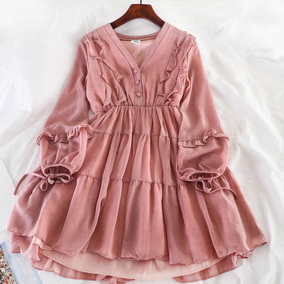 Aktuális kivágott női ruhamodell V-nyakú és hosszú ujjú