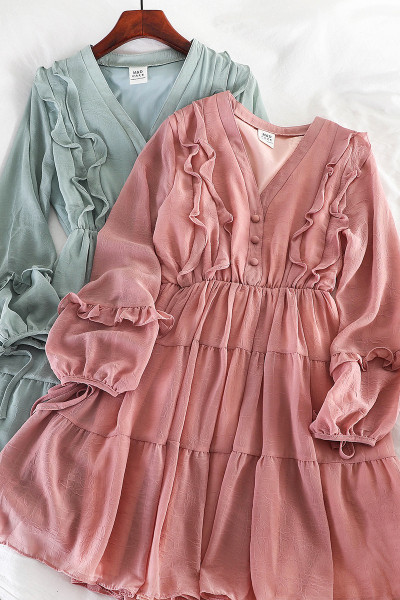 Aktuális kivágott női ruhamodell V-nyakú és hosszú ujjú