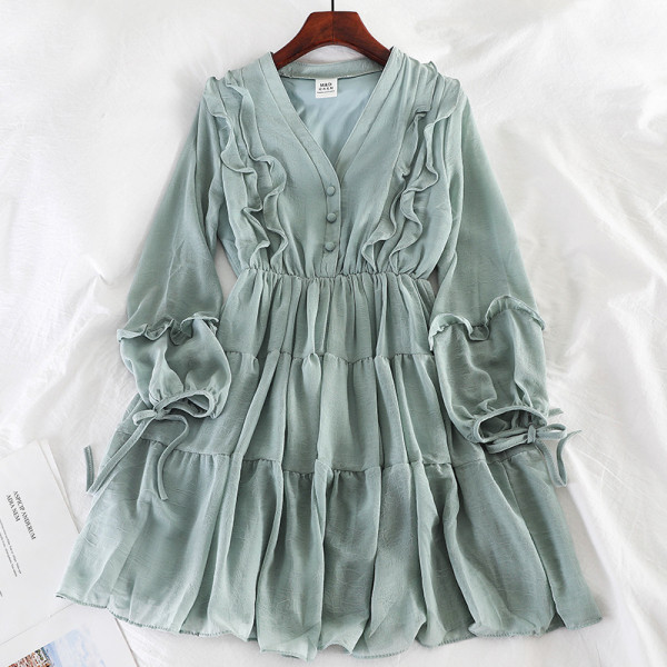 Aktuális kivágott női ruhamodell V-nyakú és hosszú ujjú