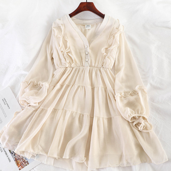 Aktuális kivágott női ruhamodell V-nyakú és hosszú ujjú