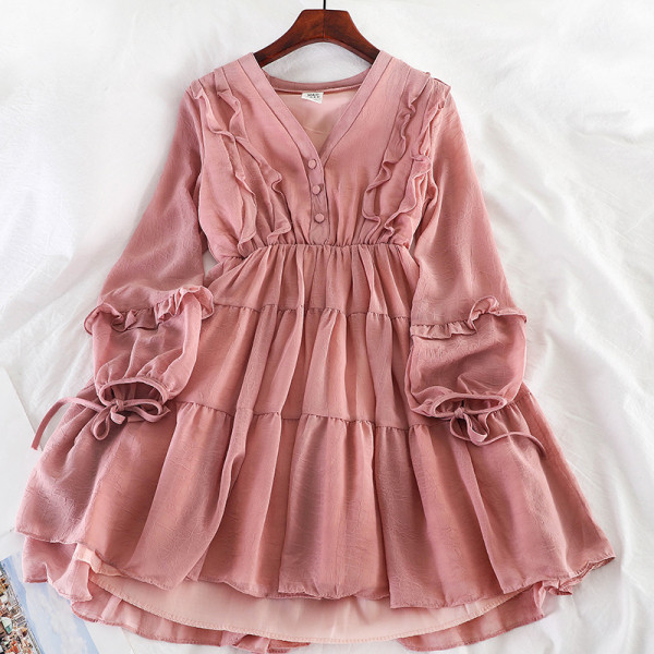 Aktuális kivágott női ruhamodell V-nyakú és hosszú ujjú