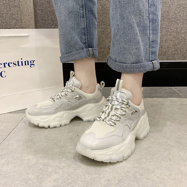 Női alkalmi tornacipő durva talppal, színes nyakkendőkkel