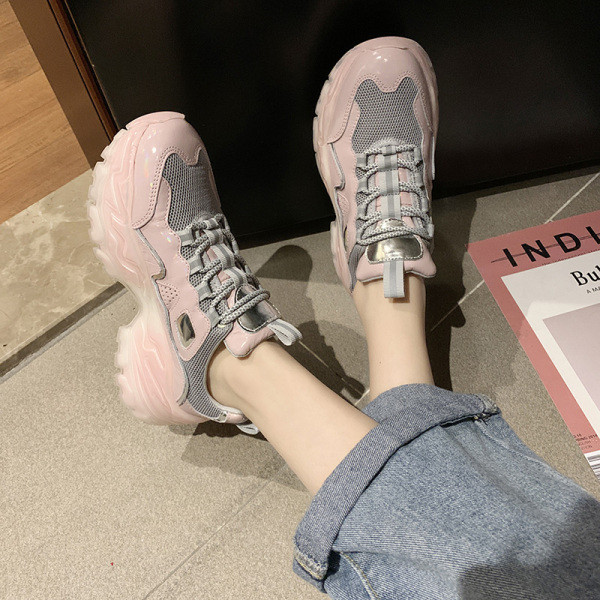 Női alkalmi tornacipő durva talppal, színes nyakkendőkkel