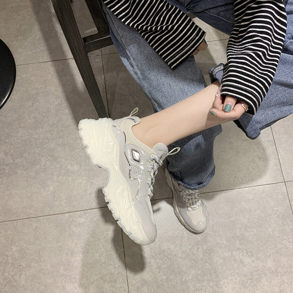 Női alkalmi tornacipő durva talppal, színes nyakkendőkkel