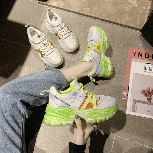 Nyárra alkalmas női tornacipő új modellje, durva talppal