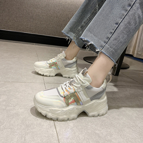 Nyárra alkalmas női tornacipő új modellje, durva talppal