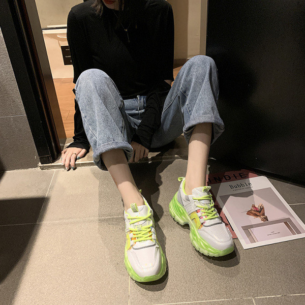 Nyárra alkalmas női tornacipő új modellje, durva talppal