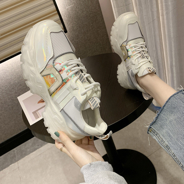 Nyárra alkalmas női tornacipő új modellje, durva talppal