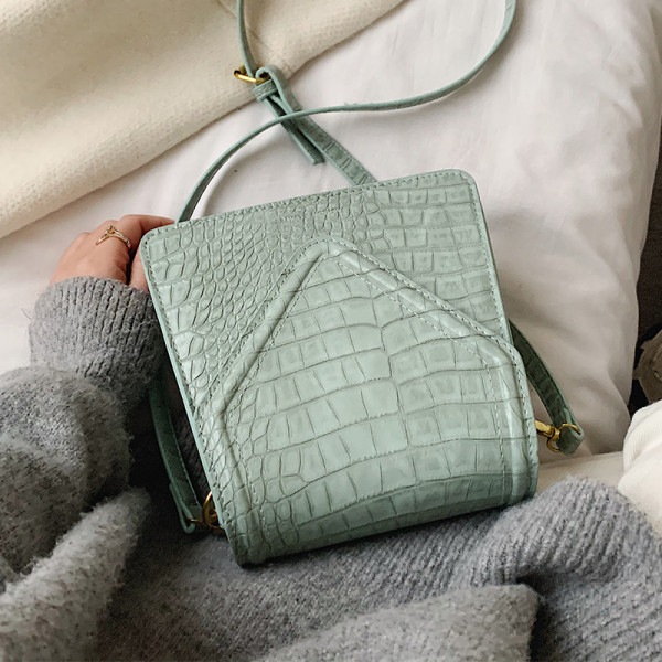 Eko bőrből készült női táska hosszú füllel