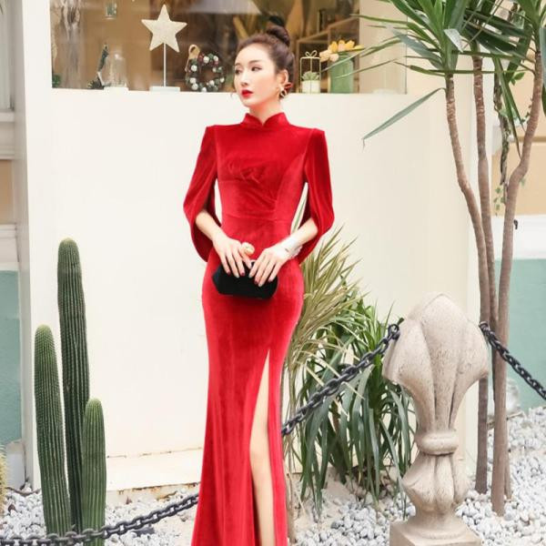 Hosszú hivatalos ruha hasítékkal és magas gallérral, öko velúrból