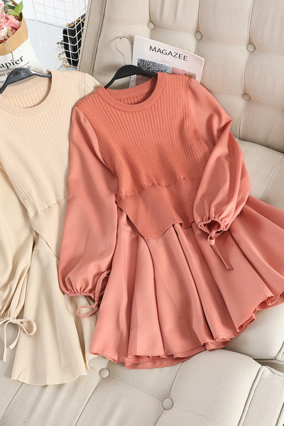 Alkalmi női ruha modell ovális nyakkivágással és hosszú ujjakkal